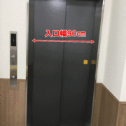 片開きタイプのエレベーター。入口幅90cm。